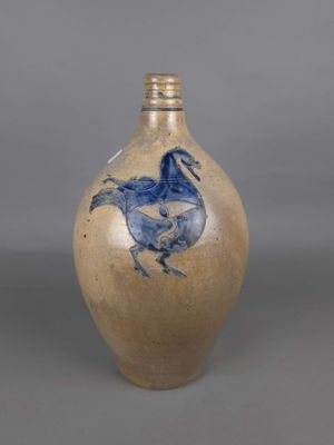 un vase bleu et blanc avec un oiseau dessus