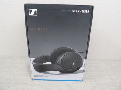 La boîte d'un casque audio est ouverte sur la table.