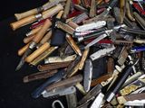 many different types of knives and knives on the table