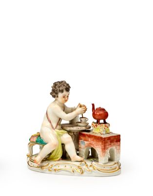 une figurine représentant un garçon assis à une table sur laquelle est posé un oiseau