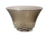 un vase en verre posé sur une surface blanche