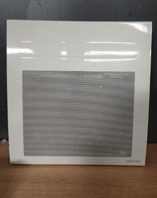 un micro-ondes blanc posé sur une table en bois près d'un mur noir