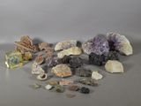 de nombreux types de roches et de pierres sur la table