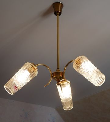 une lampe suspendue au plafond de la pièce