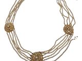 gros plan d'un collier de perles sur fond blanc