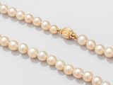 un collier de perles de culture avec un fermoir en or