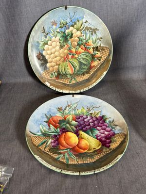 deux assiettes remplies de fruits posées sur une table