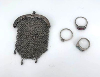 trois anneaux et un sac en cotte de mailles posés sur une table