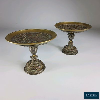 paire de bougeoirs anciens en laiton sur socles, ornés de motifs floraux