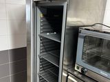 un grand four en acier inoxydable et un four grille-pain dans une cuisine