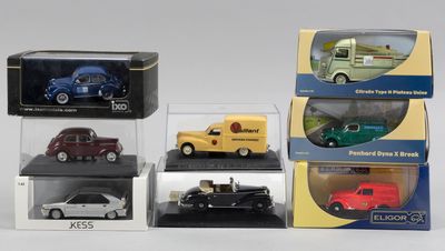 six modèles différents de voitures dans une vitrine