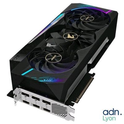 un gros plan d'une carte vidéo avec un ventilateur dessus