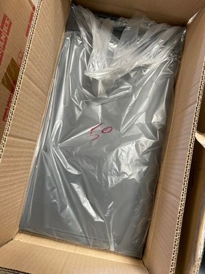 une boîte en carton contenant un sac en plastique