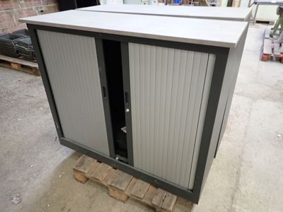 une armoire métallique posée sur une palette dans un entrepôt