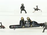 quatre images différentes d'un avion miniature à bord duquel se trouvent des personnes