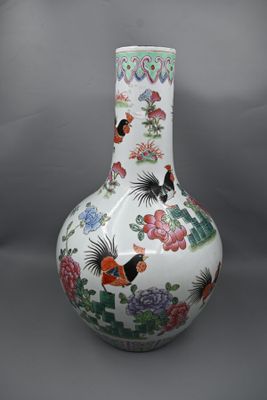Vase de forme balustre en porcelaine et émaux polychromes à …