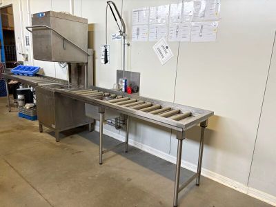 une image d'une cuisine commerciale avec des appareils en acier inoxydable