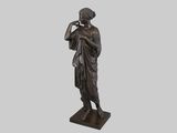 une statue en bronze représentant une femme tenant un téléphone portable