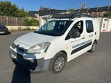 une camionnette blanche garée dans un parking