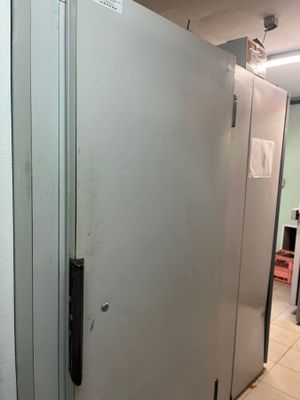 une porte métallique ouverte dans une pièce