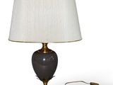 une image d'une lampe de table avec un abat-jour blanc