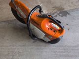 a chainsaw that is sitting on the concrete floor