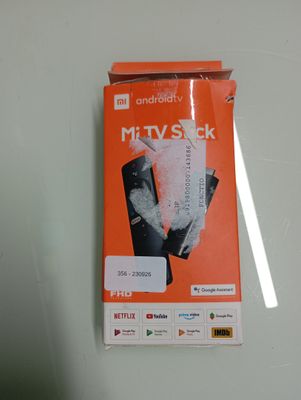une photo d'un livre accroché au mur