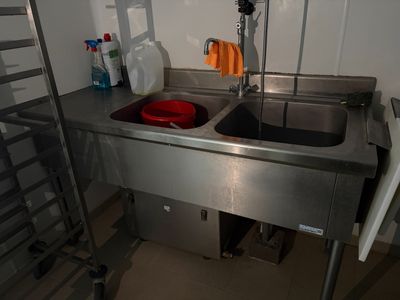 un lavabo et un porte-serviettes dans une petite pièce