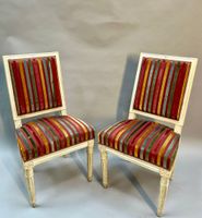 PAIRE DE CHAISES en bois laqué blanc.