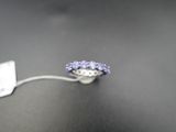 une photo d'une bague sertie de nombreux diamants