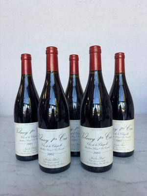 quatre bouteilles de vin sont alignées sur une table