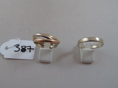 une paire de bagues en or et en argent avec une étiquette de prix sur fond blanc