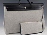 Les deux bagages sont posés sur la table.