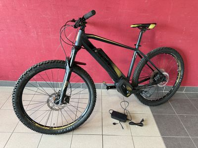 a bike that is sitting on the floor next to a wall