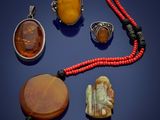 plusieurs bijoux, dont un pendentif, un pendentif et un collier de perles