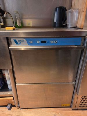 un lave-vaisselle en acier inoxydable dans un coin de la cuisine