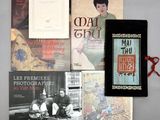 Plusieurs livres et une paire de ciseaux sont posés sur une table