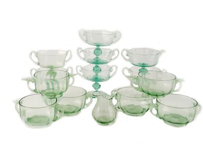 douze tasses et soucoupes en verre vert sont disposées en pyramide