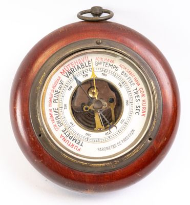 une horloge posée sur une surface blanche