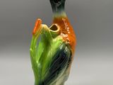 une image représentant une figurine d'oiseau posée sur une table