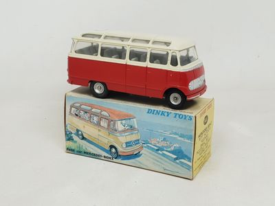 un bus jouet posé sur le dessus d'une boîte
