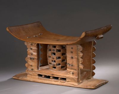un banc en bois posé sur une surface grise