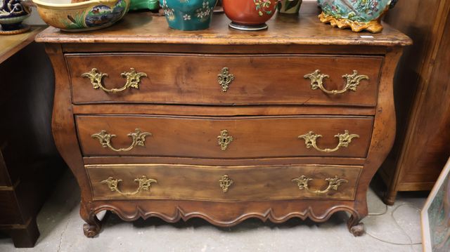 Commode de forme tombeau style Louis XV. H : 88 x 124 x 64