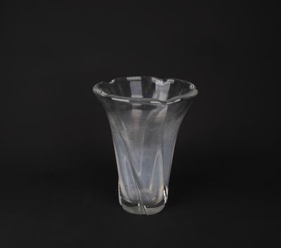 un vase en verre posé sur une surface noire