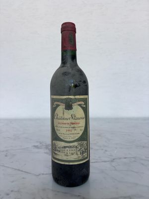 une bouteille de vin posée sur une table