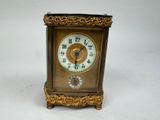 une petite horloge posée sur une table