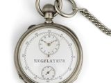 une montre de poche en argent avec une chaîne, sur fond blanc