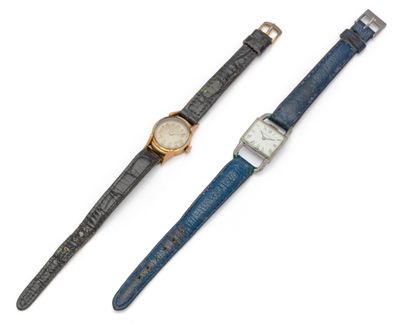 deux montres posées l'une à côté de l'autre sur une surface blanche