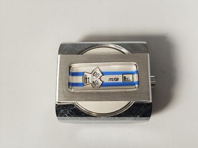 un petit objet métallique orné d'une rayure bleue et blanche