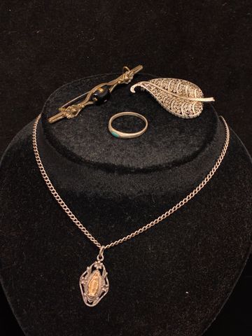 Lot de bijoux argent, pendentif vierge, trois broches, et 1 bague